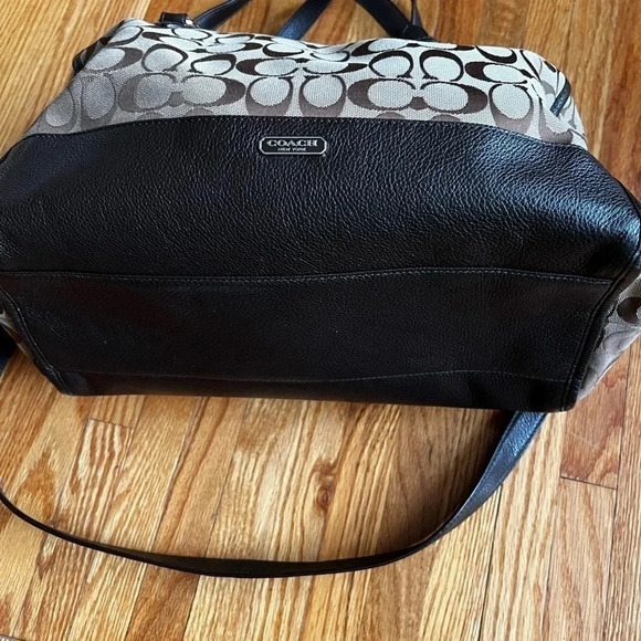 Coach Park Signature Brown and Beige Jacquard pattern, 3 zippered bag. - Picture 7 of 11